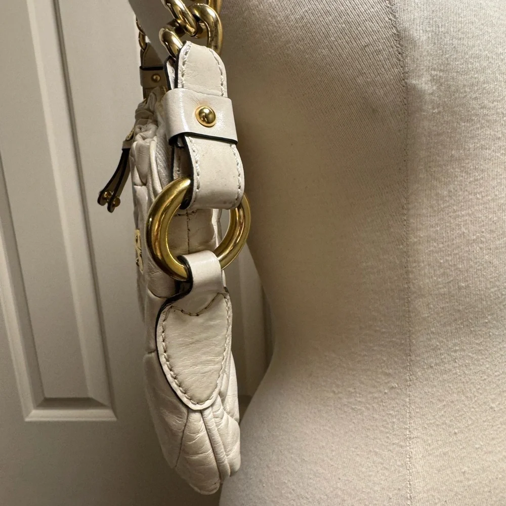 Marc Jacobs Cream Quilted Leather Shoulder Bag with Top Zip Gold Chain Hardware - Picture 6 of 14